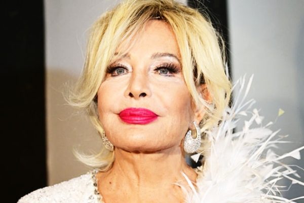 Emel Sayın, “Çocuğum Gibiydi” Dediği Sevimli Kedisine Veda Etti